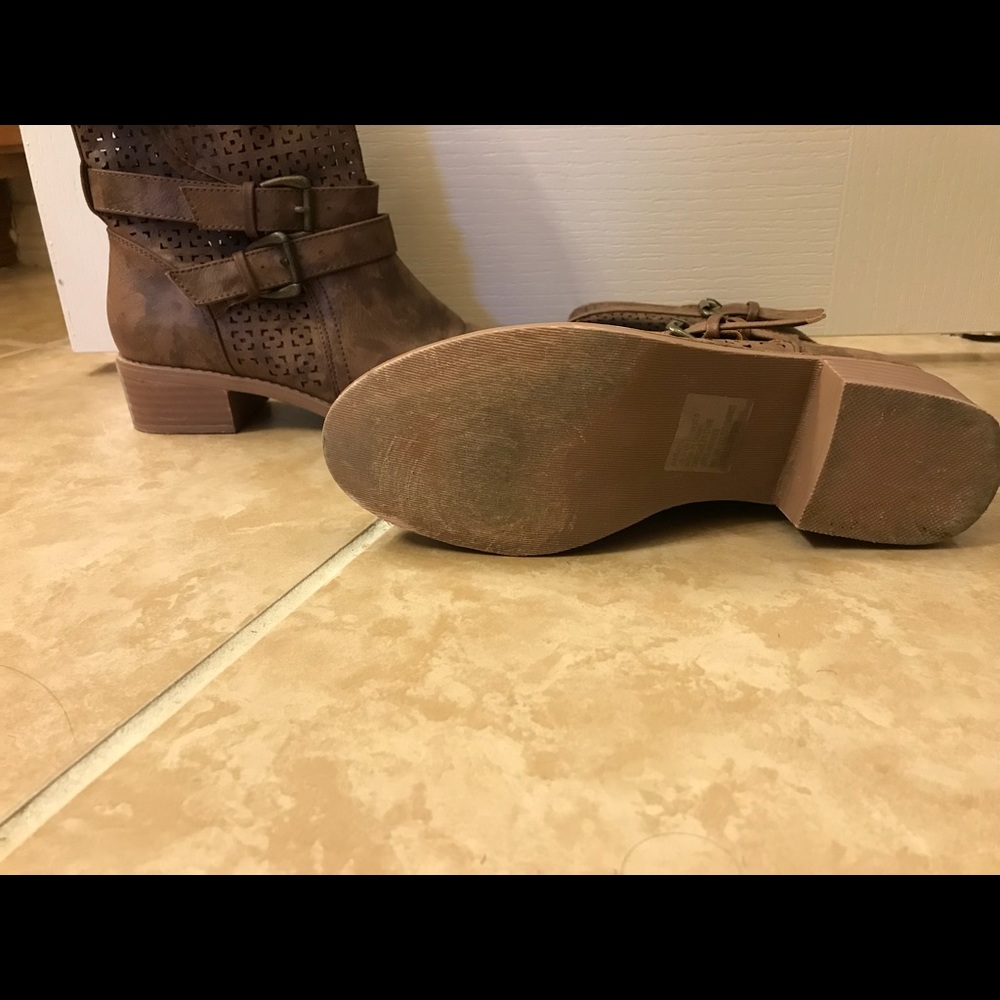 Boots - Picture 3 of 5